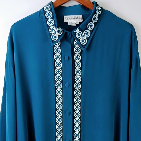 Diane Von Furstenberg SZ 3X Silk Button Front Blouse Embroidery Back Medallion - Picture 3 of 6